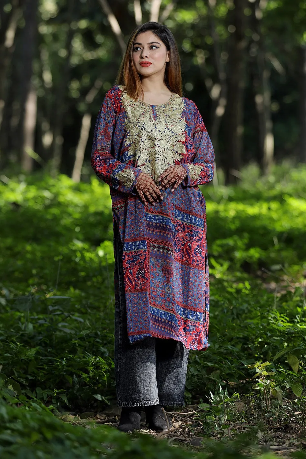 CHARMING Multicoloured Printed Georgette Kashmiri Tilla Work Designer Kurti  Suitable For All Occasion , Enhance The Beauty Of The Wearer.