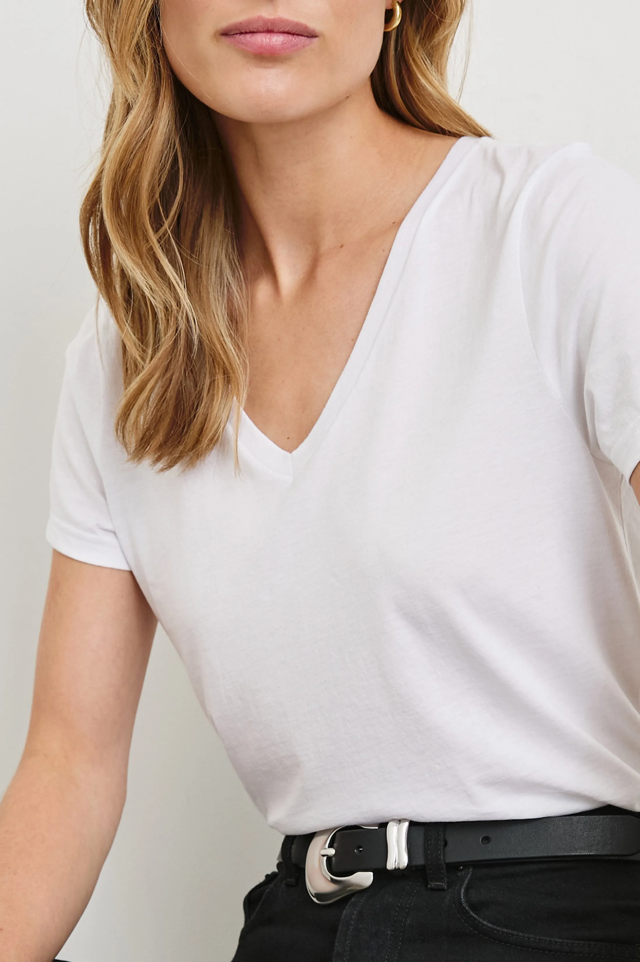 CLASSIC V NECK T-SHIRT - WHITE