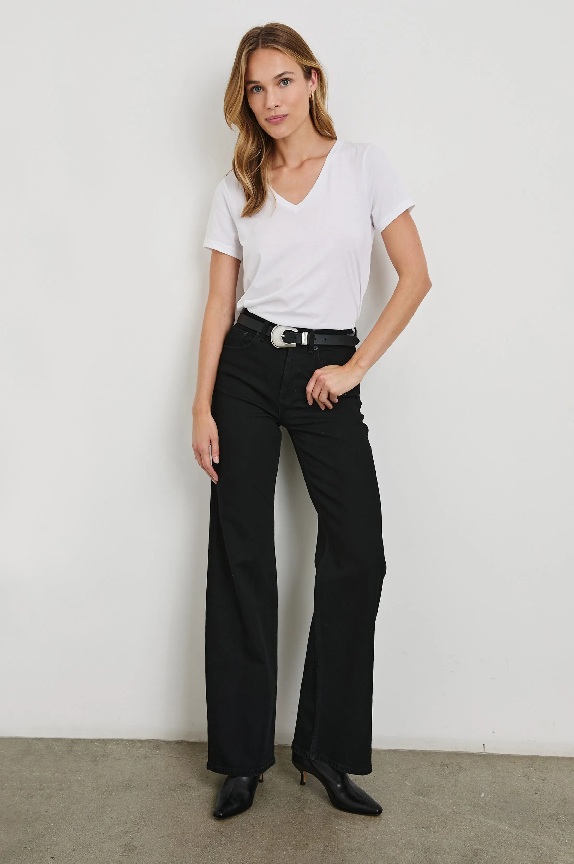 CLASSIC V NECK T-SHIRT - WHITE